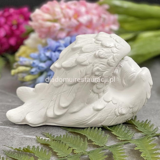 aniolek otulony skrzydlami bialy 1.jpg