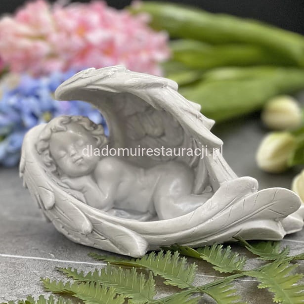 aniołek otulony skrzydłami szary.jpg