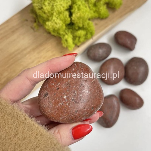 Kamienie dekoracyjne brązowe w siatce 1 kg.jpg