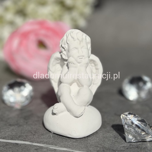 Aniołek Siedzący na sercu  figurka komunijna 7cm.jpg