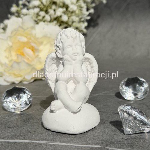 Aniołek siedzacy na sercu 7cm bialy.jpg